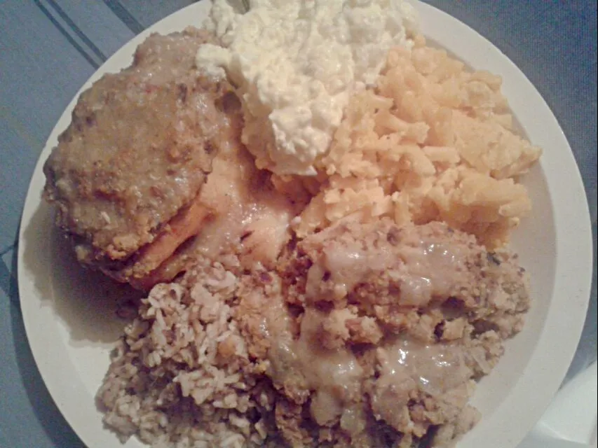 Chicken breast stuffed with cornbread dressing, macaroni & cheese,cajun rice, & potatoe salad!! Hmmmhmmm gooddd!! :-) :-)|Tanya Bradford Broussardさん