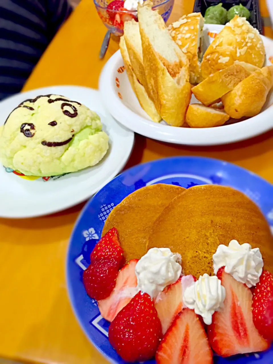 🍓フルーツホイップパンケーキ、🍈メロンパン、明太フランス、🍛カレーパン、よもぎ餅|ch＊K*∀o(^^*)♪さん