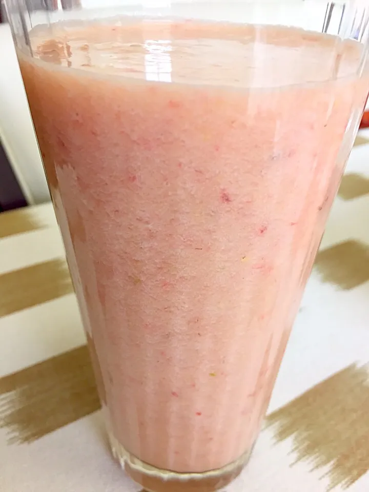 Snapdishの料理写真:May 2nd smoothie; fresh strawberries, fresh chopped pineapples and a celery stick, whey water.|YDKOさん