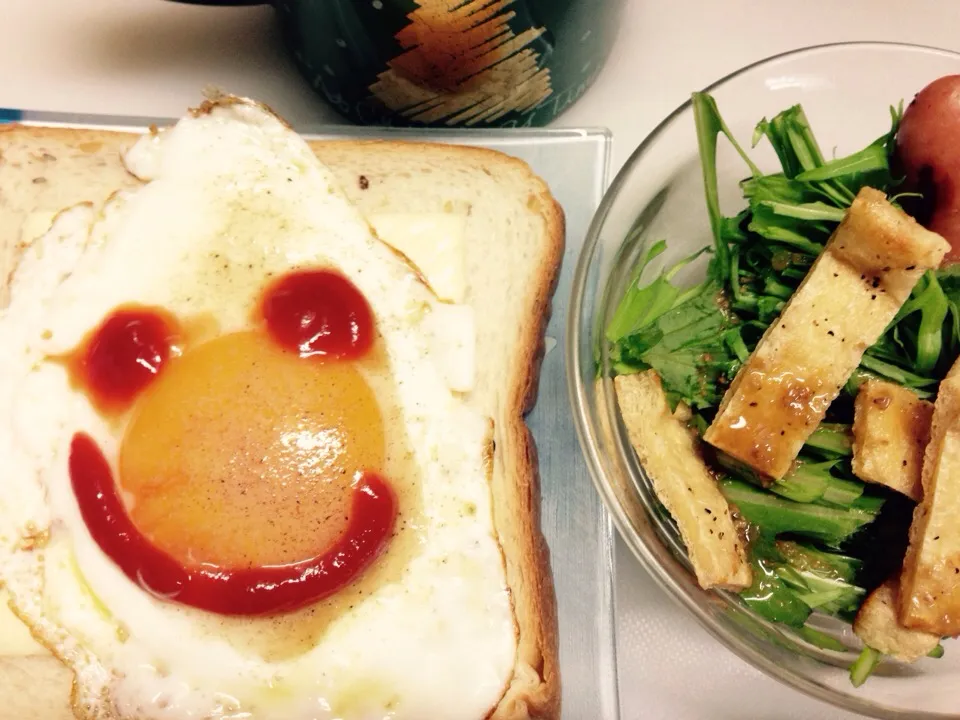 目玉っこトーストとカリカリ油揚げ水菜サラダ(OvO)|伊佐治親（イサ）さん