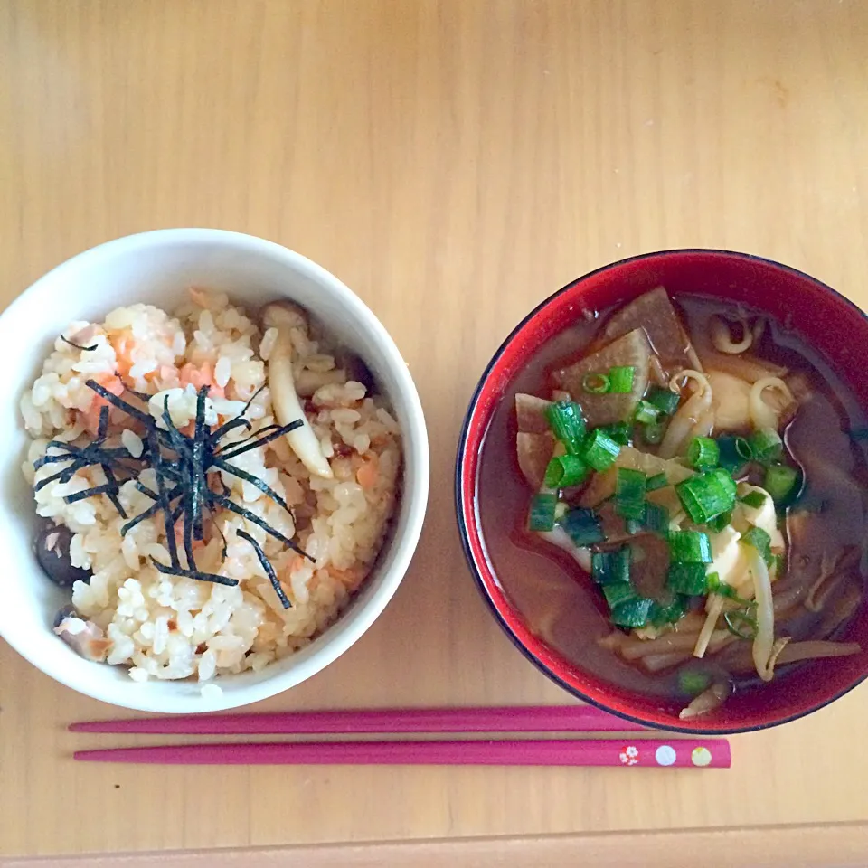 Snapdishの料理写真:鮭としめじのバター醤油炊き込みご飯と具沢山味噌汁|黒蜜きなこさん