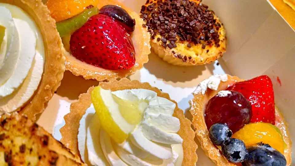 fruit tarts, creme brulee, and lemon tart|Jessicaさん