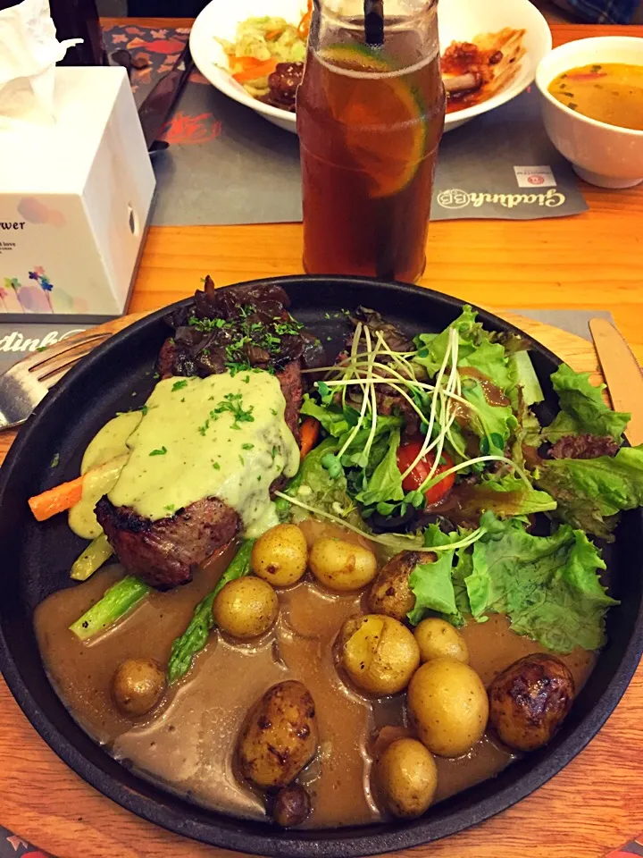 Beef steak & Mini potatoes|Hà Myさん