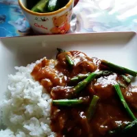 Snapdishの料理写真:5/2の昼ご飯　牛すじと玉ねぎだけのカレー