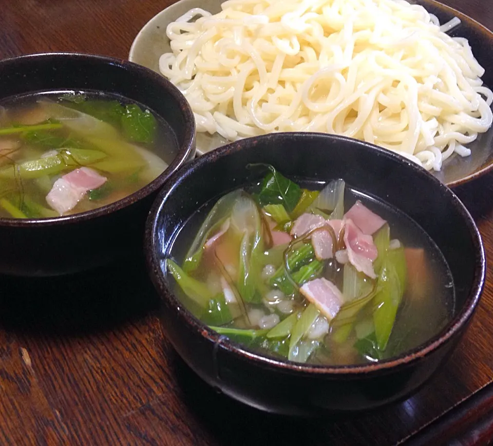 Snapdishの料理写真:昼ごはん  ベーコンとネギ、かき菜の塩つけ汁うどん|ぽんたさん