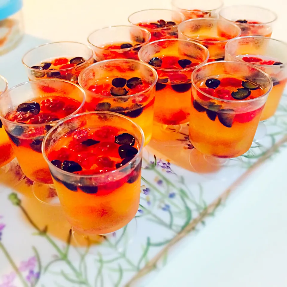 Champagne jelly with berries|Tinky 🍒さん