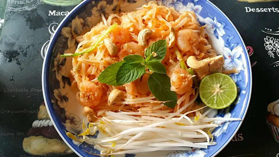 Snapdishの料理写真:Seafood tofu Pad Thai|Tinaさん