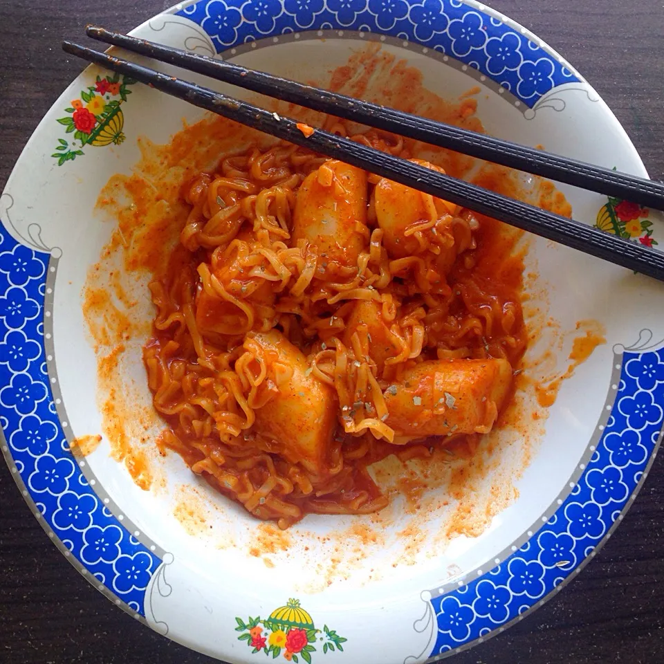 Korean rice cakes with ramen noodles 🍜👌🏼|adilahselvyahさん