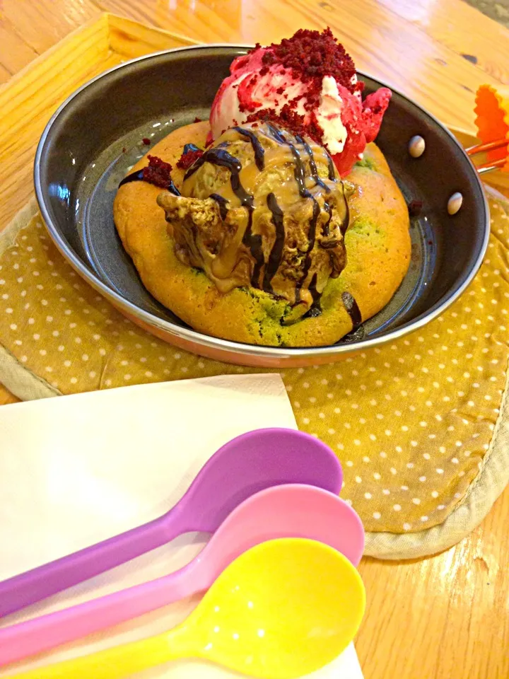 Monster matcha cookie with red velvet and chocolate dough ice cream|PhUnGさん