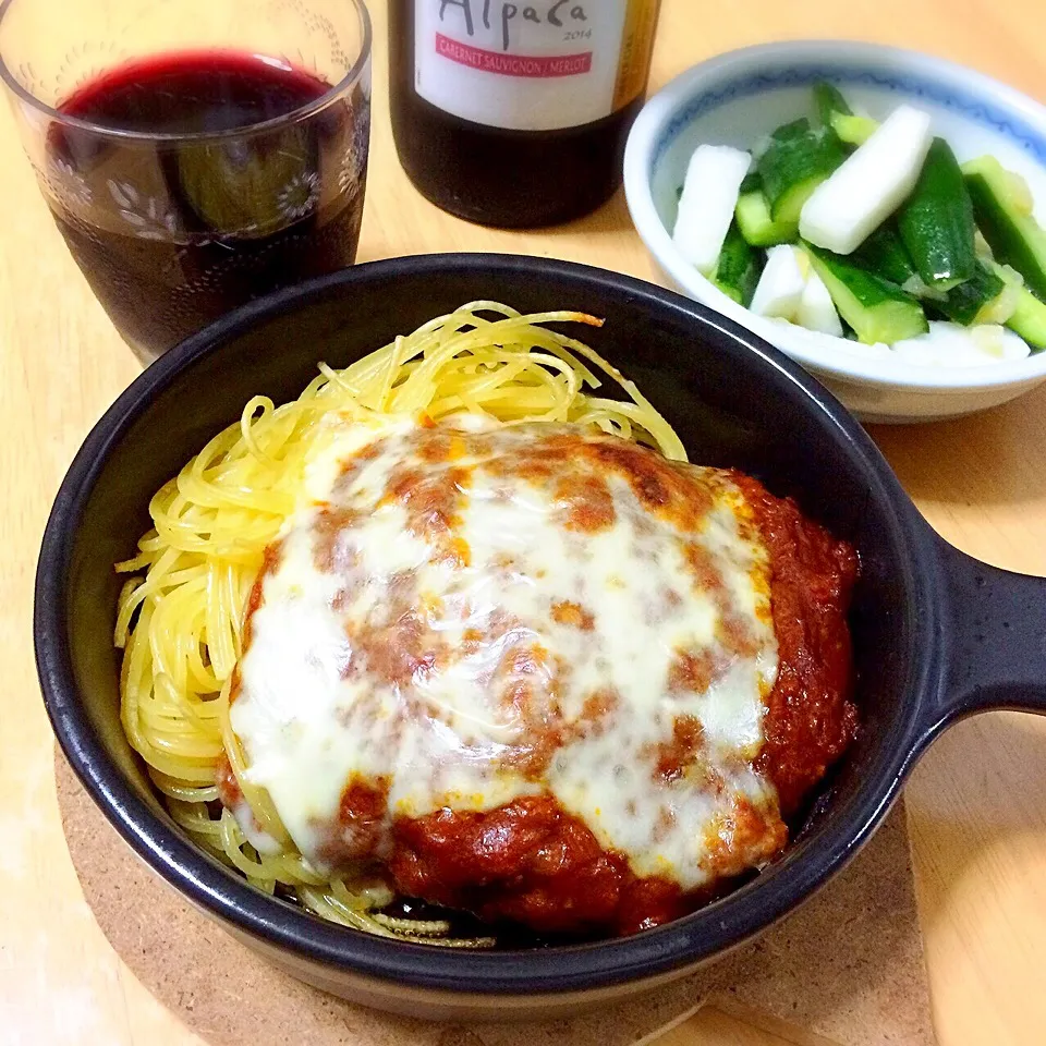 チーズハンバーグと胡瓜と大根の塩レモンピクルスと赤ワイン🍷|たまこっこさん