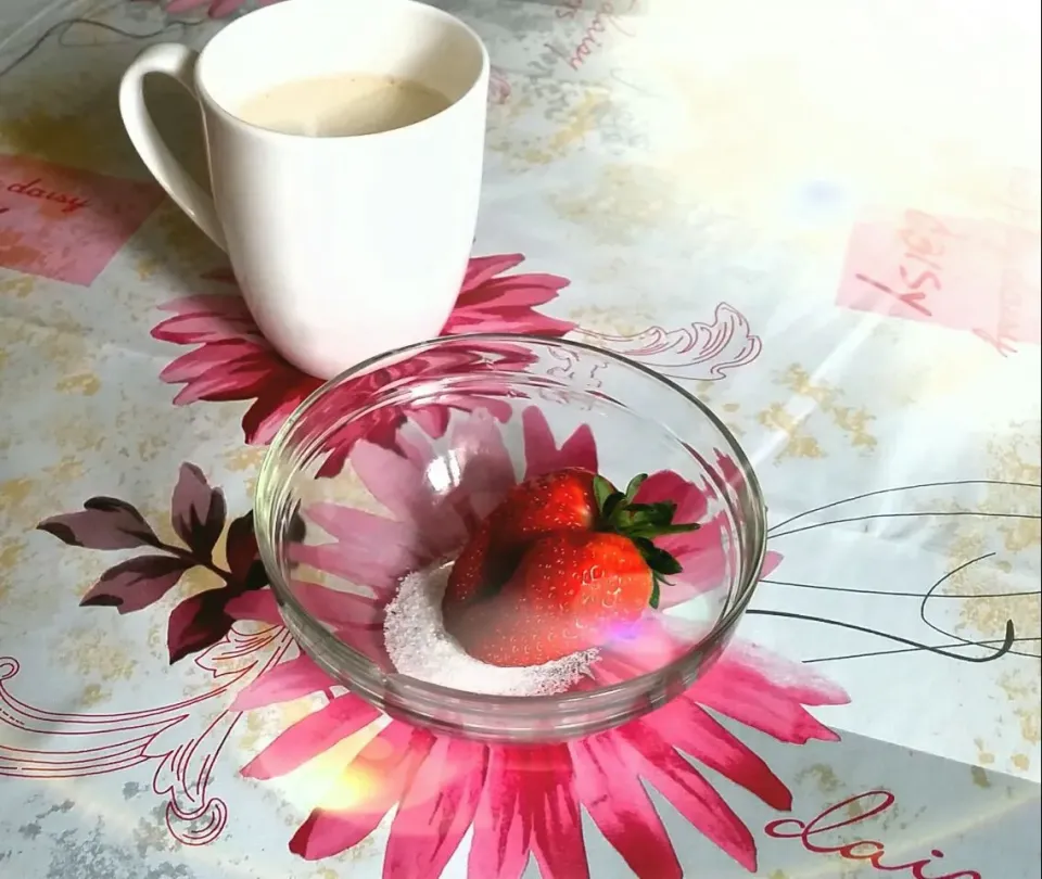 Snapdishの料理写真:Coffeebreak with sweet strawberry|Najeskaさん