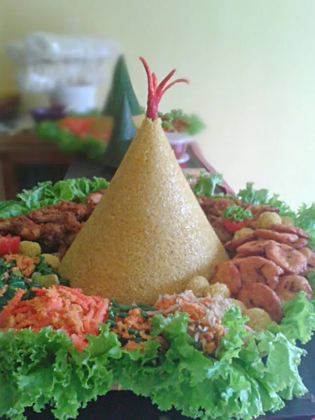 Nasi Tumpeng 
Yellow Coconut Rice|Wildan Alifiさん