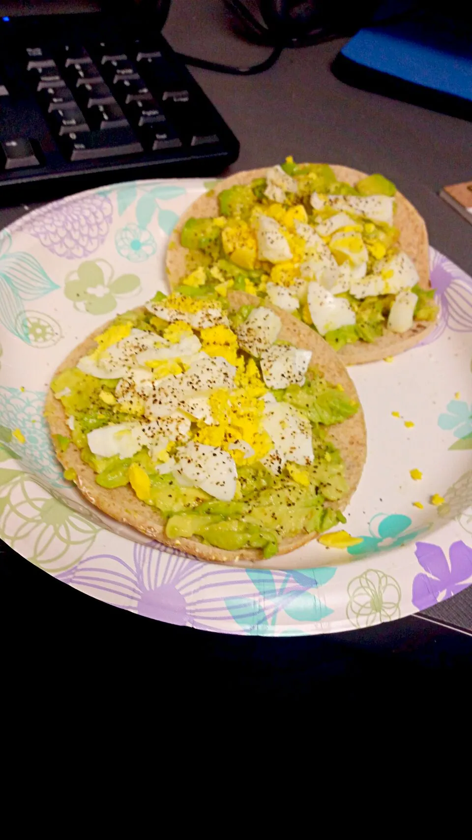 Snapdishの料理写真:avacado and eggs on flat bread yummy!|Shari Johnsonさん