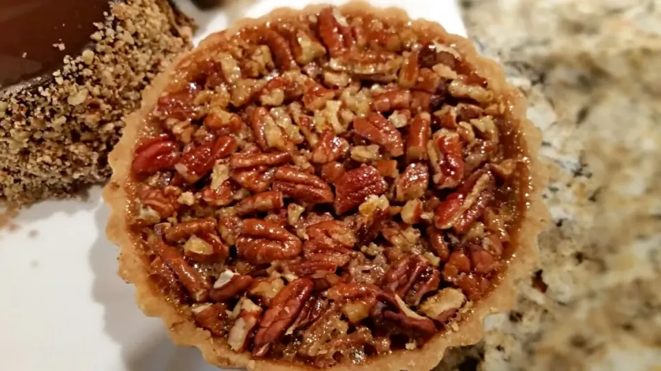 Pecan pie from Four seasons bakery in st. Charles, MO, USA.|Jihollandさん