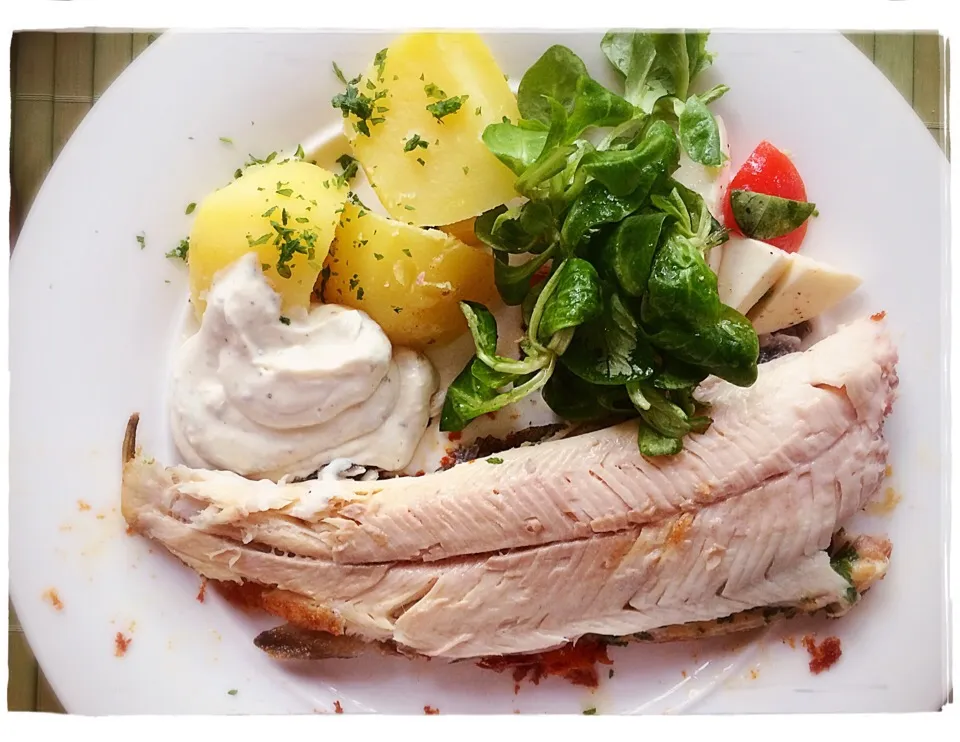 🌿rosemary and pepper spiced fried rainbow trout 🐟with fresh lamb's lettuce, mozzarella and tomatoes 🍅 served with horseradish and herbs sauce|CatzeMDさん