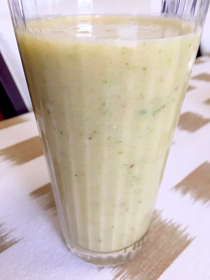 May 3rd smoothie; fresh pineapples, strawberries and snow peas, chia seeds and water|YDKOさん