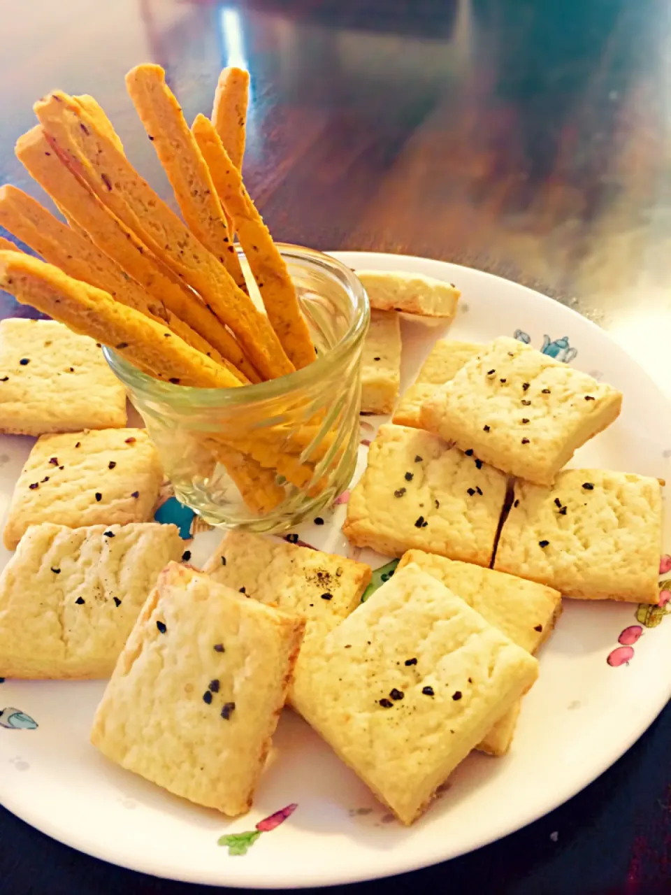 ぺぽりさんの料理 オリーブオイルで黒胡椒とチーズのクッキー🍷🍺|くぽさん