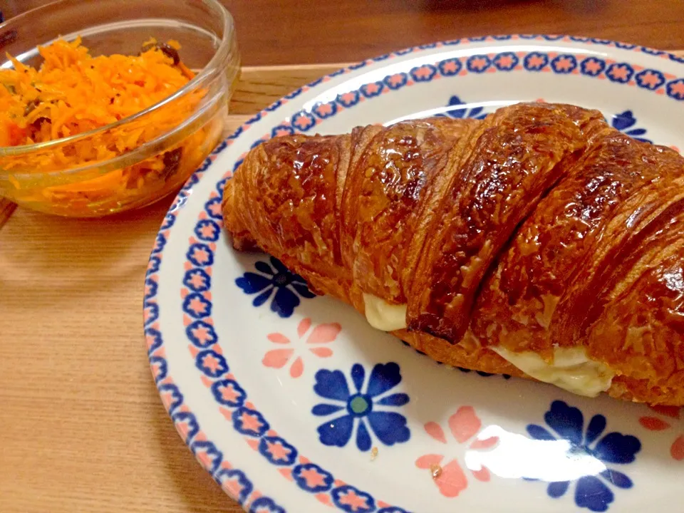 メゾン・カイザーのクロワッサンとキャロットラペでランチ|chouchouさん