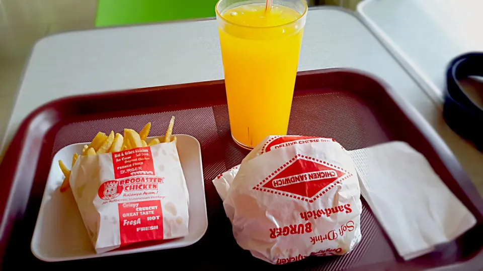 Snapdishの料理写真:burger, kentang goreng n orange juice 🍔🍟🍺|Oshin Sheagalさん