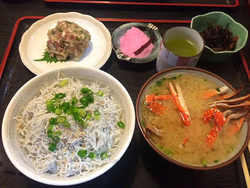 釜あげしらす丼とわたり蟹の味噌汁、鰹の味噌タタキ|こいちゃんの夫さん