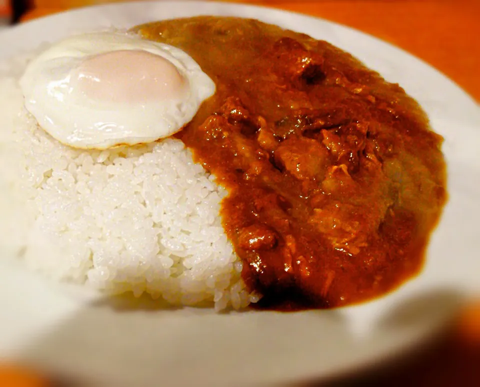 (*´ω｀*) 中延『26号くるりんカレー』の牛スジカレー、目玉焼きトッピング🍳🍛|Gigi Cafeさん