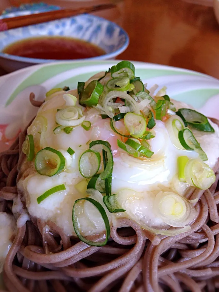 Snapdishの料理写真:☀️暑い日はやっぱり冷たい蕎麦  ぶっかけ冷やとろ温玉のっけ😋😋😋|Yu Yu mamaさん