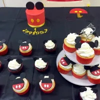 Mickey Mouse theme cupcakes|Rodolfo Floresさん