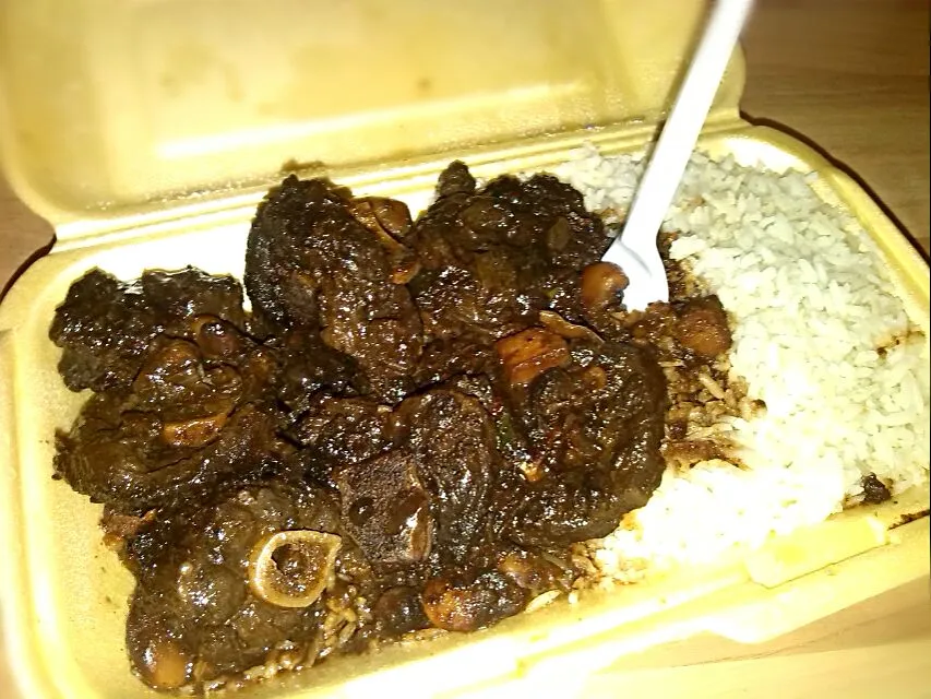 Jamaican oxtail served with hot white boiled rice #takeaway #oxtail #rice #onions|VViet food boyさん