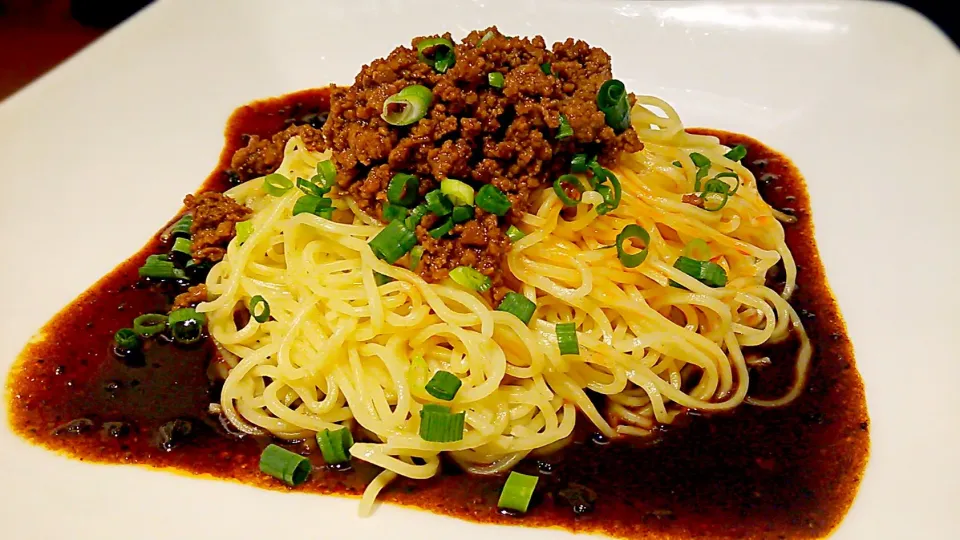 陳建一のお店で汁なし担々麺と麻婆豆腐を頂きましたわ。
味はいいのだけど麺が固まってて肉味噌と絡みにくかったのが難有りでしたわ(´；ω；｀)ﾌﾞﾜｯ|にゃあ（芸名）さん