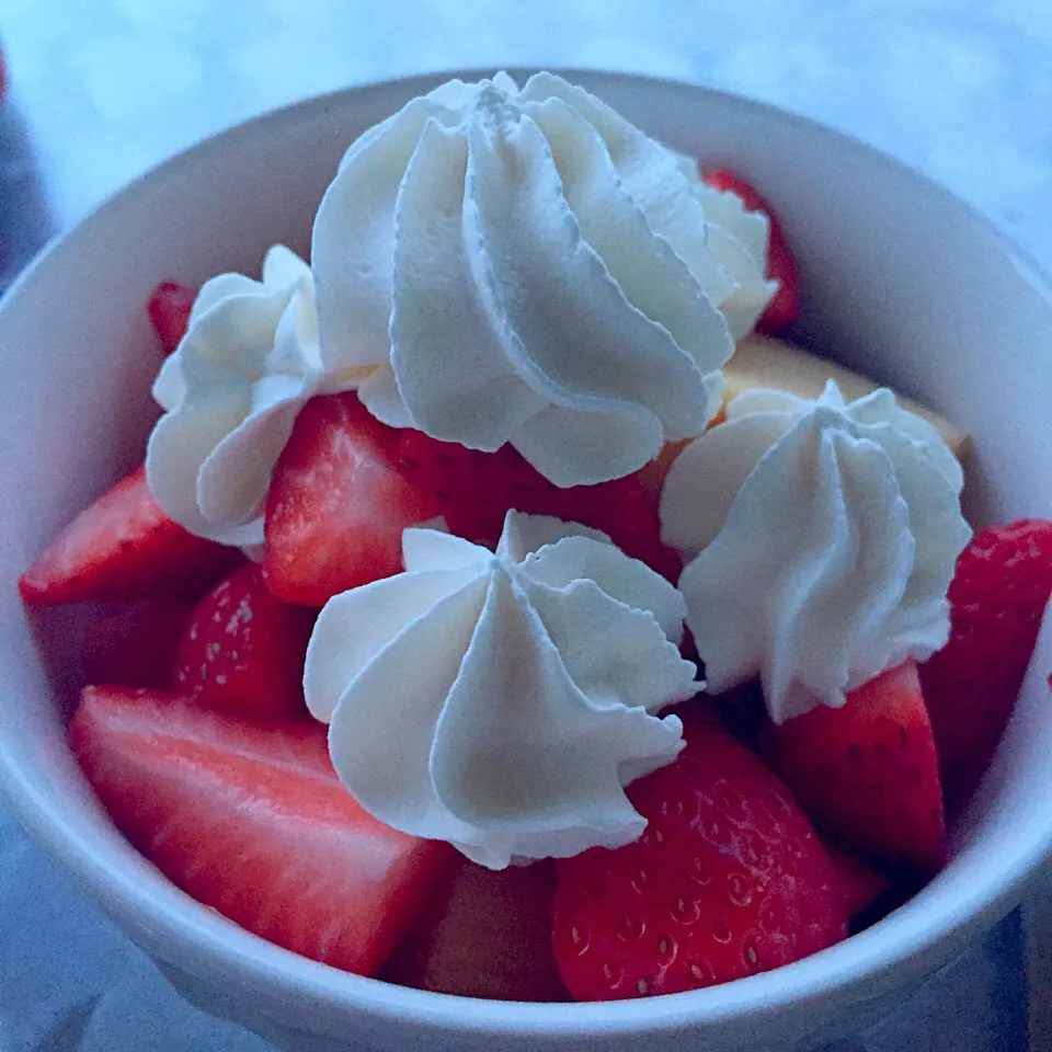 Snapdishの料理写真:Strawberries with baumkuchen and whipped cream|lauren shannonさん