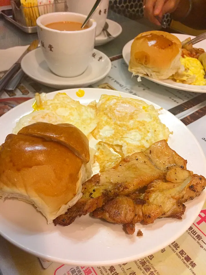 Snapdishの料理写真:Fried Chicken Thigh, Fried Egg, Bun|willklhさん