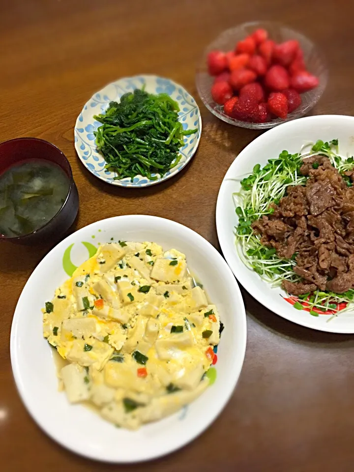 Snapdishの料理写真:高野豆腐玉子とじ、肉の甘辛炒め、ほうれん草おひたし|あーさんさん