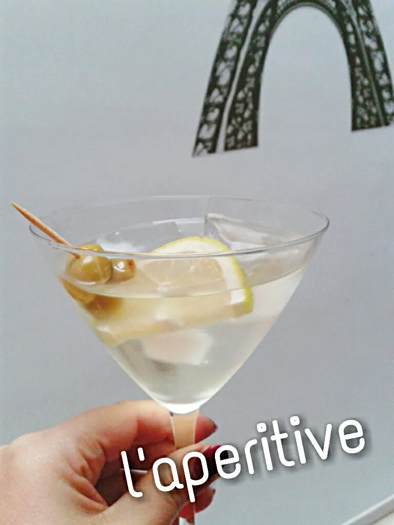 Vermut blanco con soda y limon #aperitivo #Appetizer #vermouth #lemon #greenolives #aceitunas #limon #cocktails #soda|maimay71さん