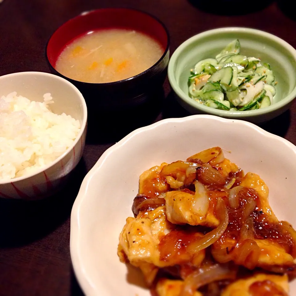 鶏ムネ肉の甘酢あん、ちくわときゅうりの和え物、味噌汁|ぼぶさん