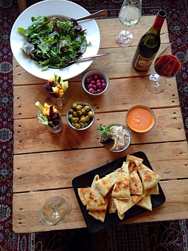 Salad, dips, olives, Turkish bread|Mistaleさん