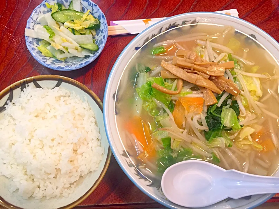 Snapdishの料理写真:野菜ラーメン大盛りとライス並盛り|Nibe Koichiさん