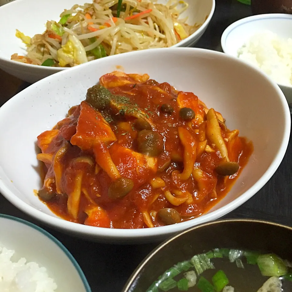 今日の晩ご飯は、鶏肉としめじのトマト煮、ツナと野菜のポン酢炒め、味噌汁。|ゆえさん