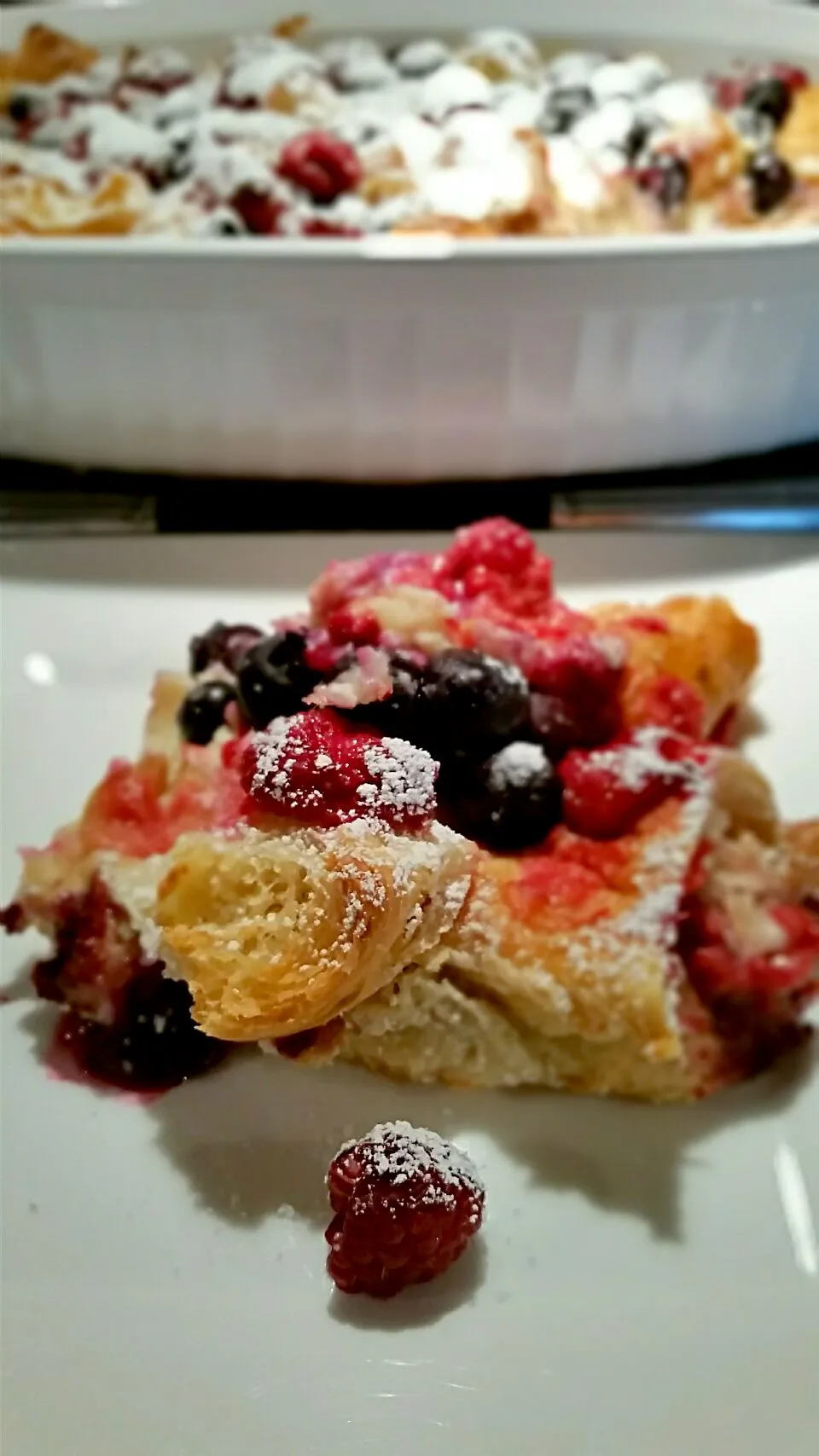 Baked raspberry and blueberry croissant puff for Sunday Brunch  (^_-)!  It's little sweet, soft and crispy on top.|Jihollandさん