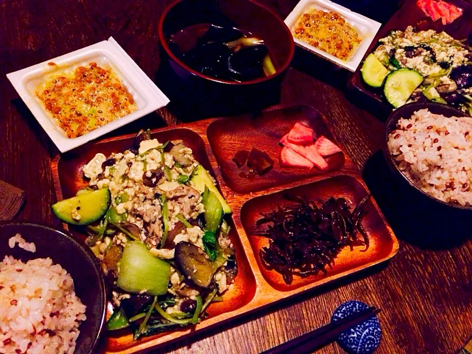 納豆と深谷ネギと若芽スープと玄米入りご飯とズッキーニと舞茸と木綿豆腐の中華炒めと生姜の粕漬けと自家製赤蕪とお手製イカナゴ|トキロックさん