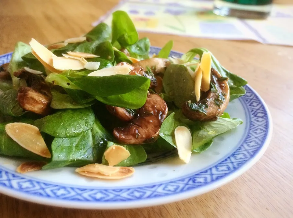 fresh lamb's lettuce with braised mushrooms and almonds 🌰|CatzeMDさん