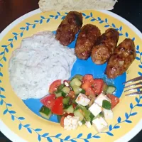 Fladenbrot, Cevapcici, Zaziki und Bauernsalat.|Jennyさん