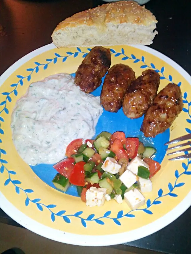 Fladenbrot, Cevapcici, Zaziki und Bauernsalat.|Jennyさん