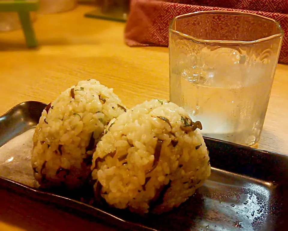 Snapdishの料理写真:おさしん整理してたら、先日カレー屋で食べたおにぎりが登場🍙
カレー屋でおにぎりって変って思われるだろうけど、これがなかなかグッドなので御座いますよ♪|にゃあ（芸名）さん