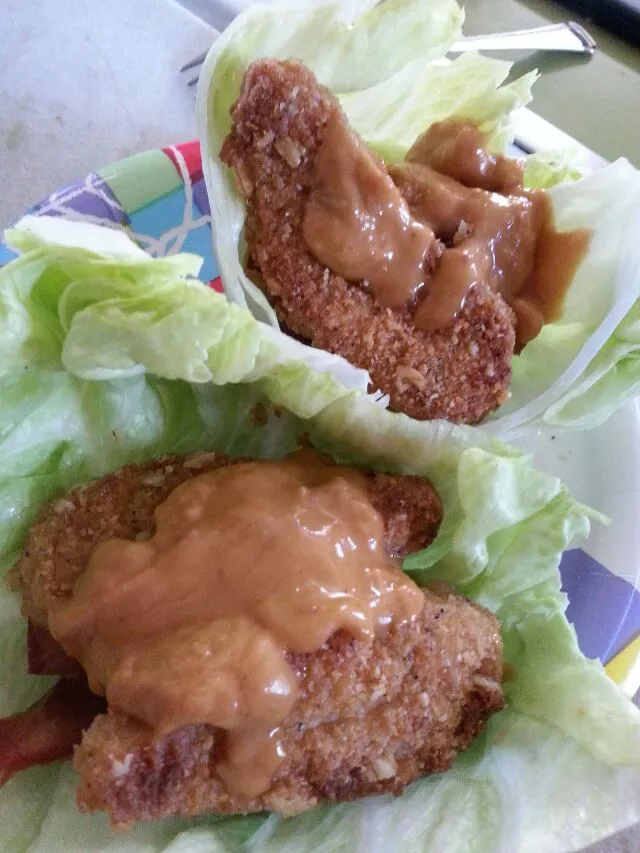 gardein chix lettuce wraps with kumato tomato,  chili paste,  And satay peanut sauce.|Polly Gelfusoさん