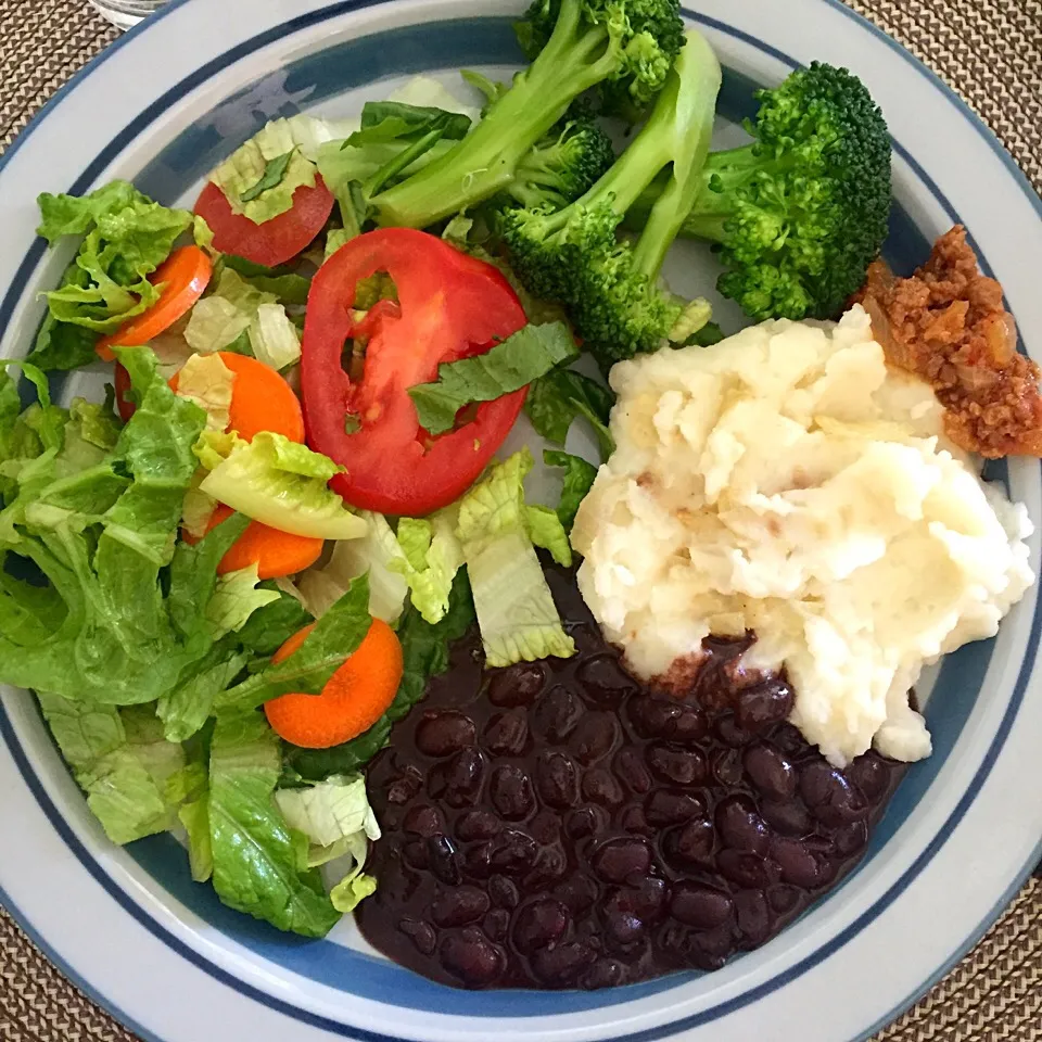 Vegan mashed potato with black beans, broccoli and salad|victoria valerioさん