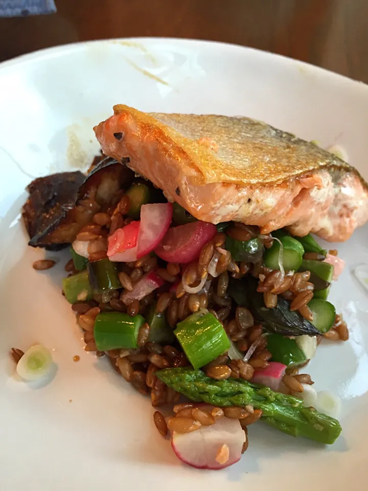 ginger soy salmon with asparagus, radish salad and shitake|Matthew Cashenさん