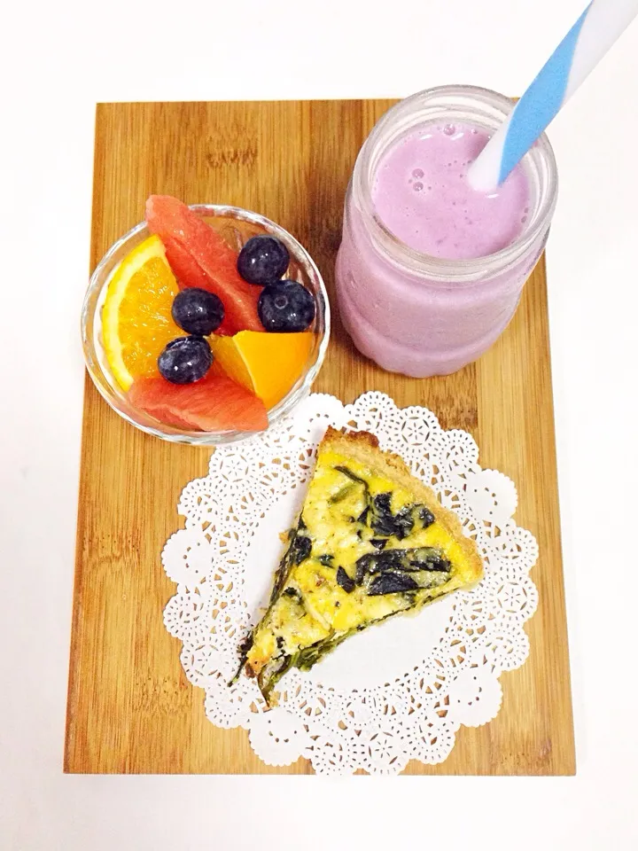 Breakfast - home made spinach feta pie, purple sweet potato smoothie, fresh fruits|coxiella24さん