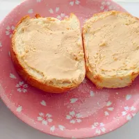 Snapdishの料理写真:Peanut Butter on Hokkaido Bread|j_さん