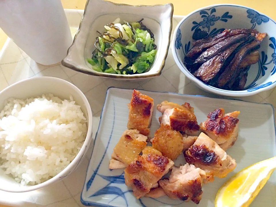 鶏肉のぱりぱり焼き、蒸しキャベツの塩昆布和え、なす味噌炒め|毎日ご飯さん