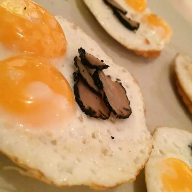 truffles on quail eggs|CHUENCHAIさん